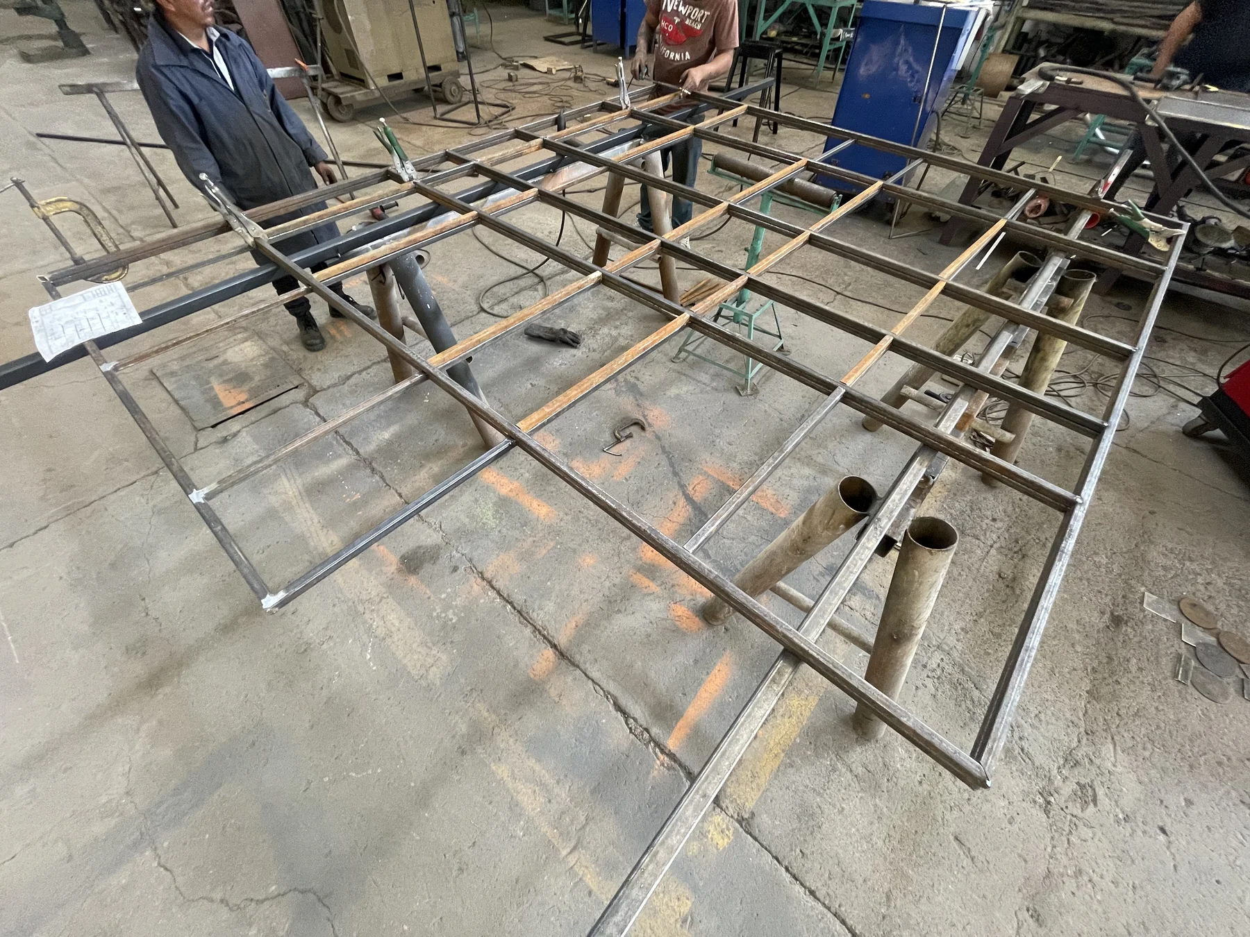 Bastidor estructural de gran formato armado y alineado sobre soportes.