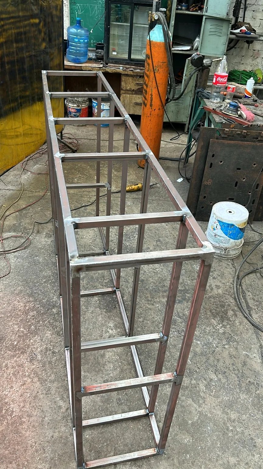 Bastidor longitudinal de perfil tubular en proceso de fabricación dentro del taller.