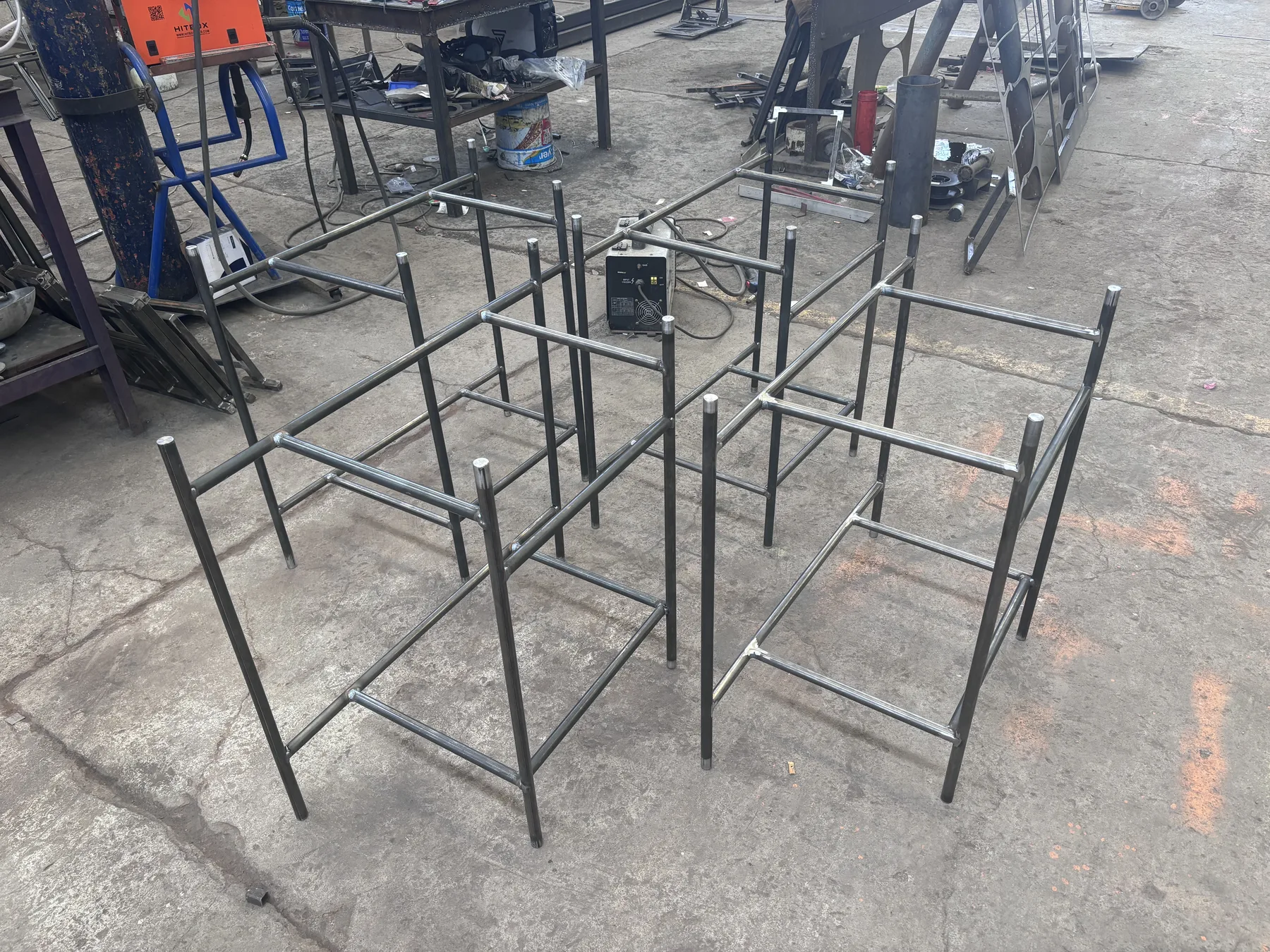 Conjunto de bastidores tubulares fabricados en serie dentro del taller.