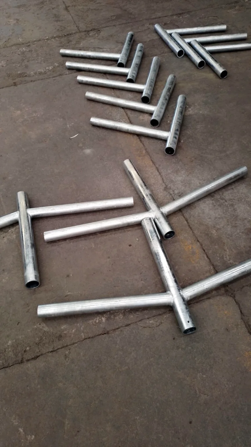 Conjunto de bastidores tubulares galvanizados o con acabado metálico claro, acomodados sobre el piso del taller.