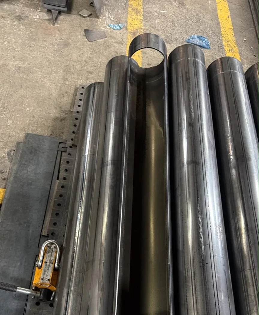 Elementos tubulares con ranuras longitudinales realizadas mediante corte láser CNC.