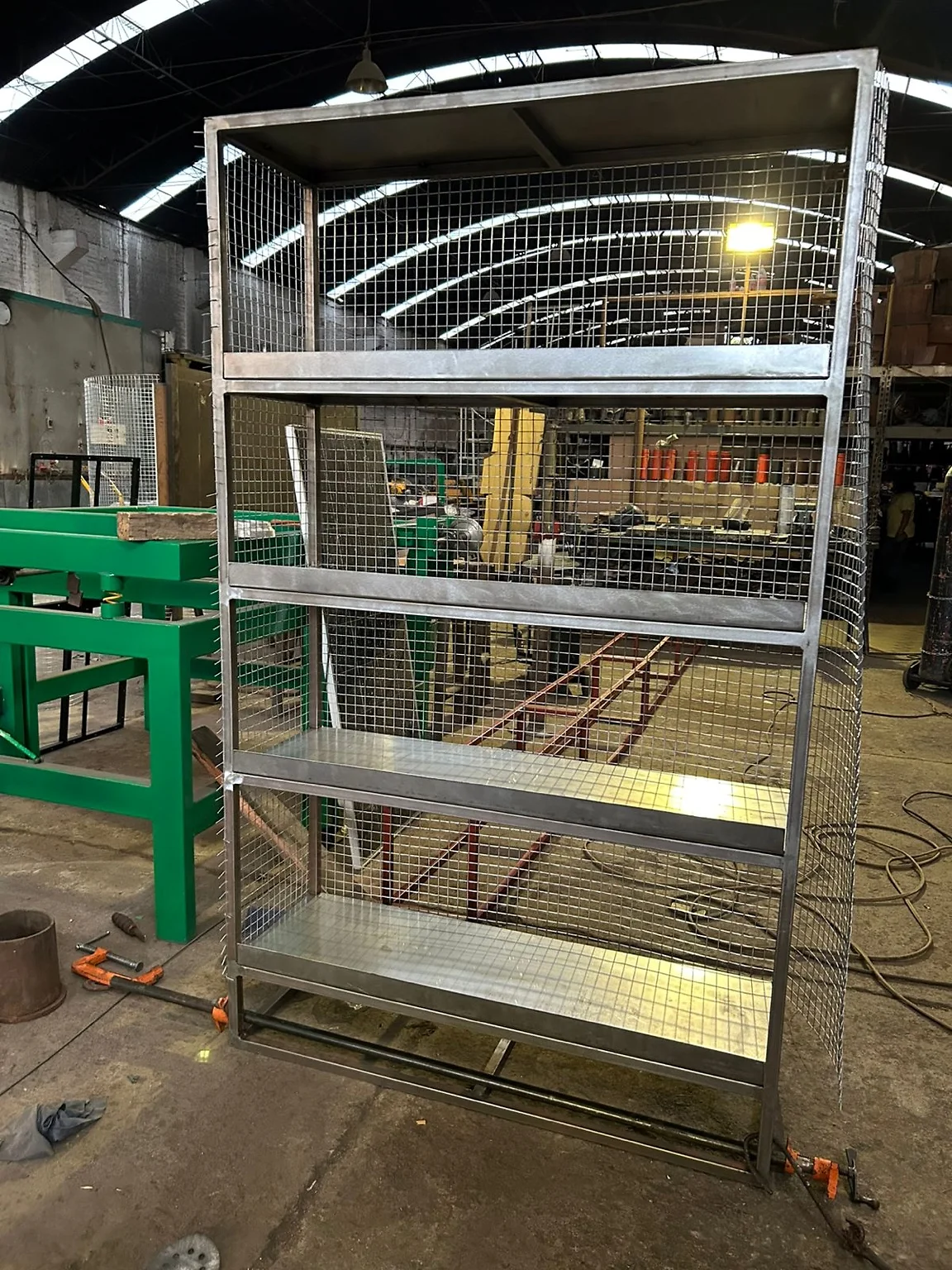 Estantería industrial fabricada con bastidor metálico, malla y entrepaños.