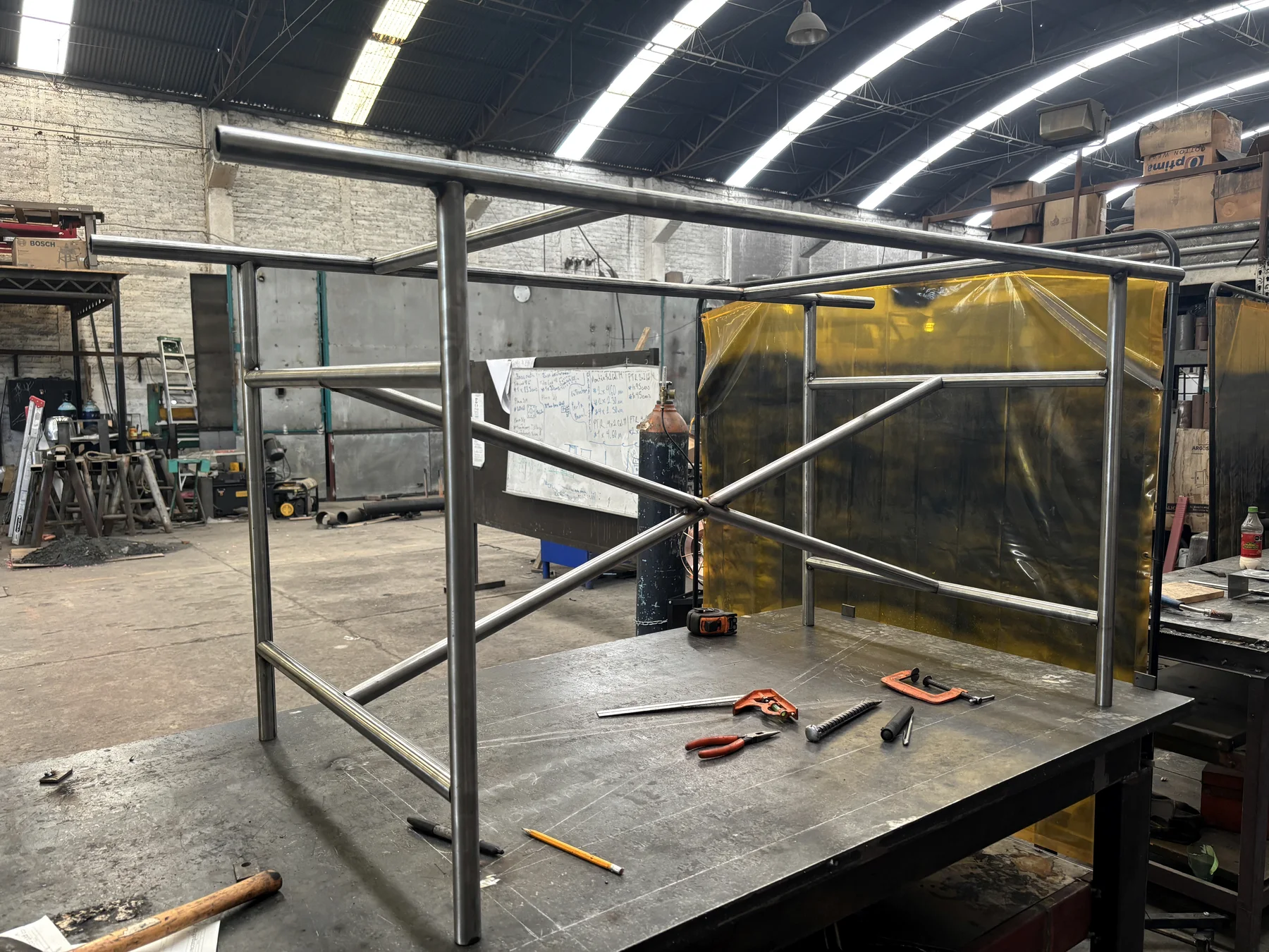 Fabricación de estructura metálica soldada por HUVE.