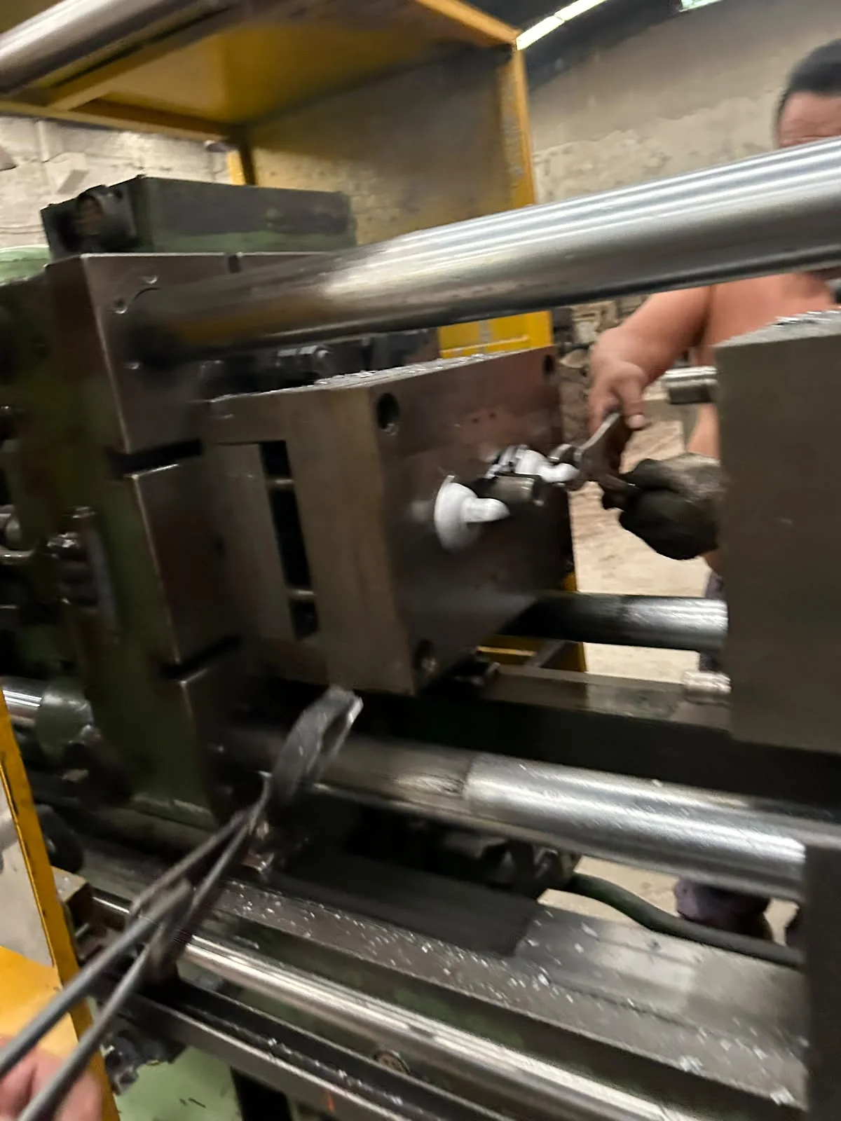 Máquina de inyección de aluminio abierta durante una operación productiva.