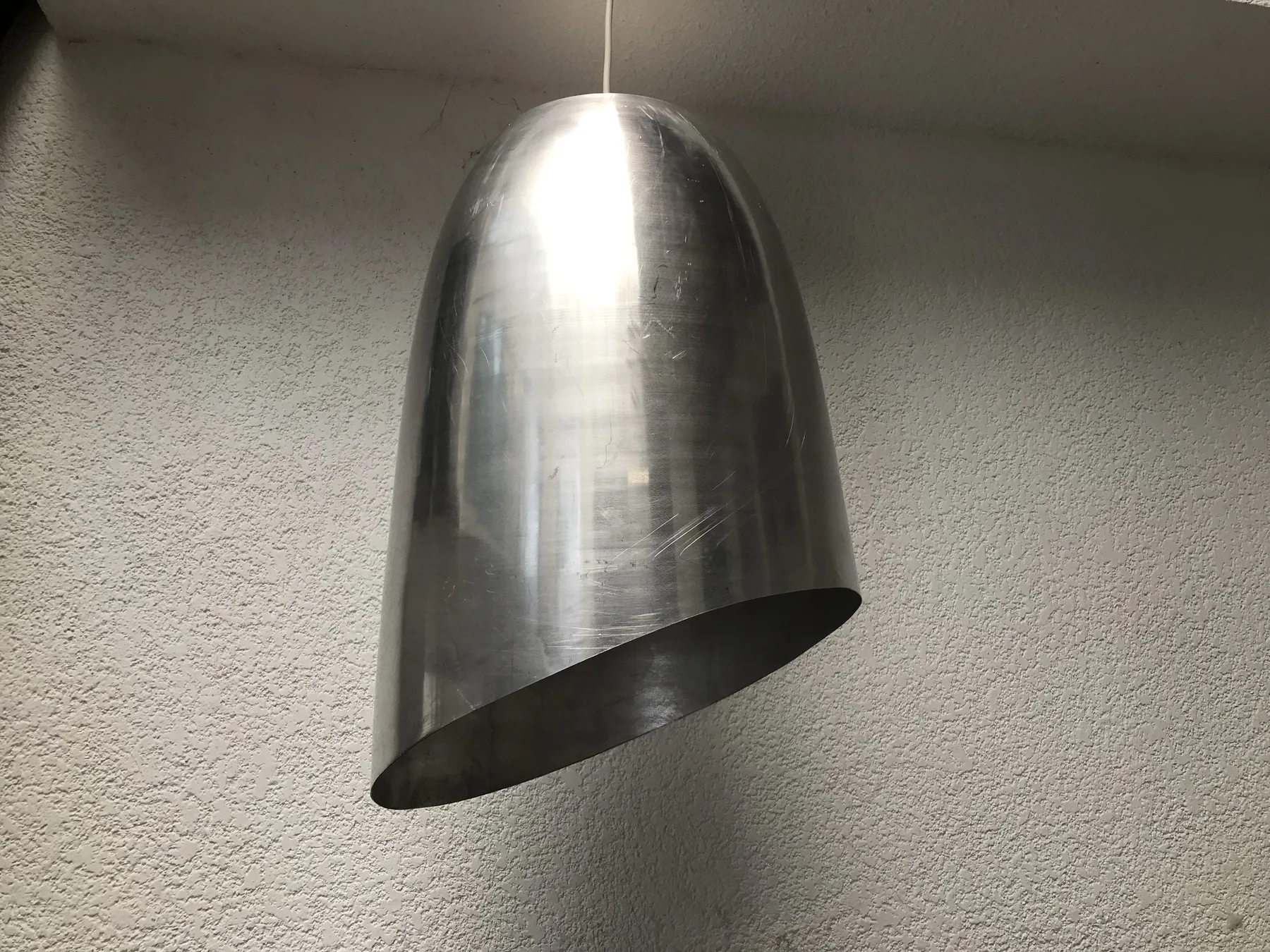 Luminaria metálica de acabado cepillado fabricada a la medida.