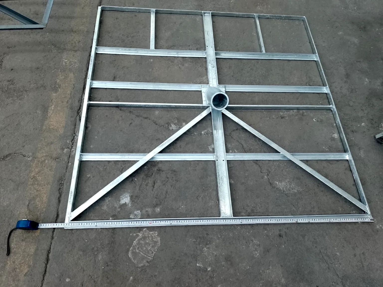 Portapanel solar con acabado galvanizado por inmersión en caliente.