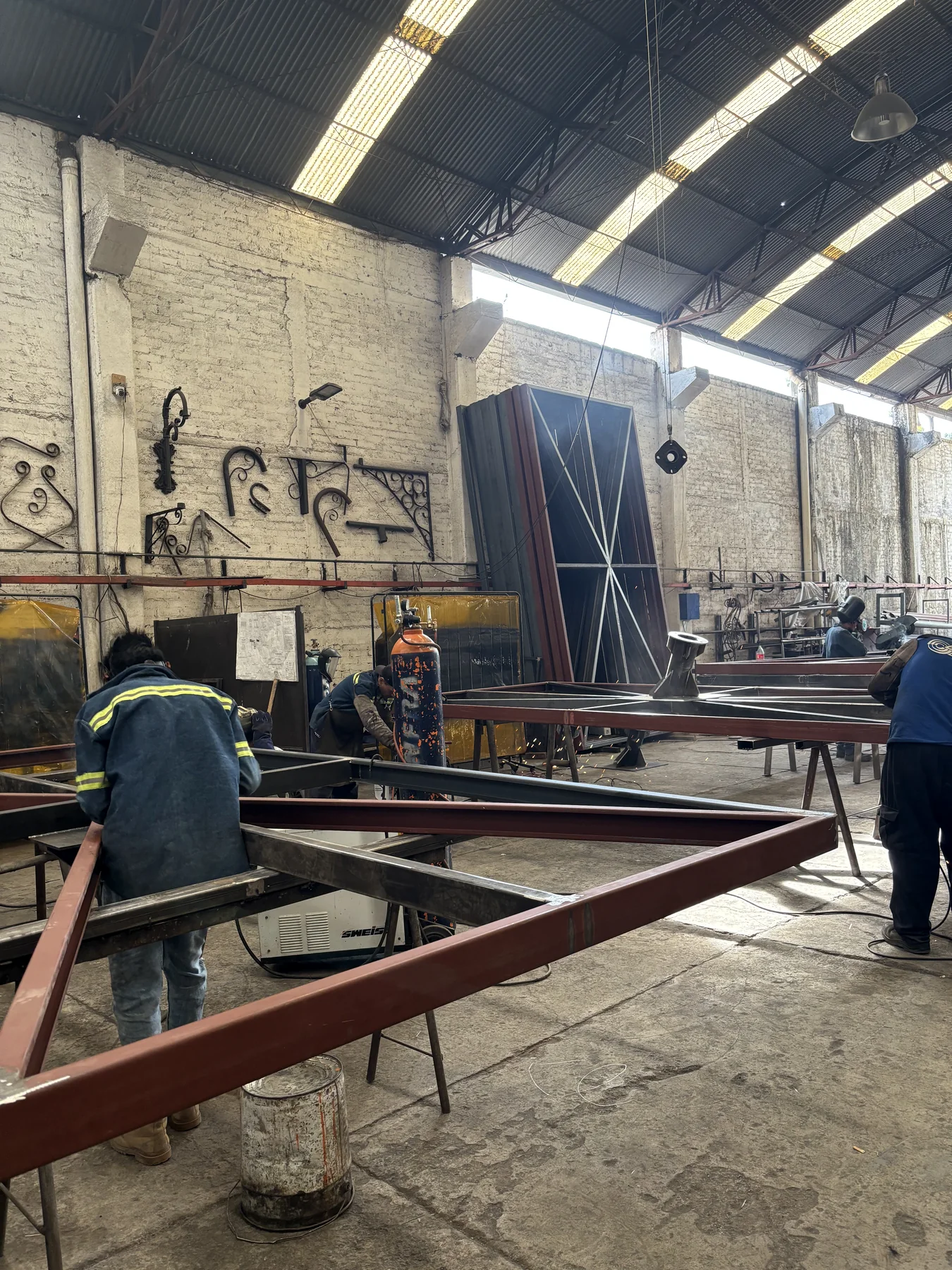 Fabricación y soldadura de bastidores metálicos de gran formato dentro del taller.