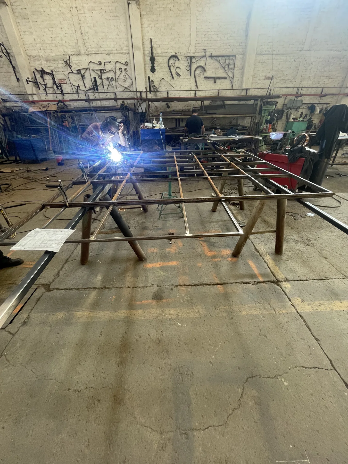 Soldadura de una estructura tubular metálica durante su fabricación.