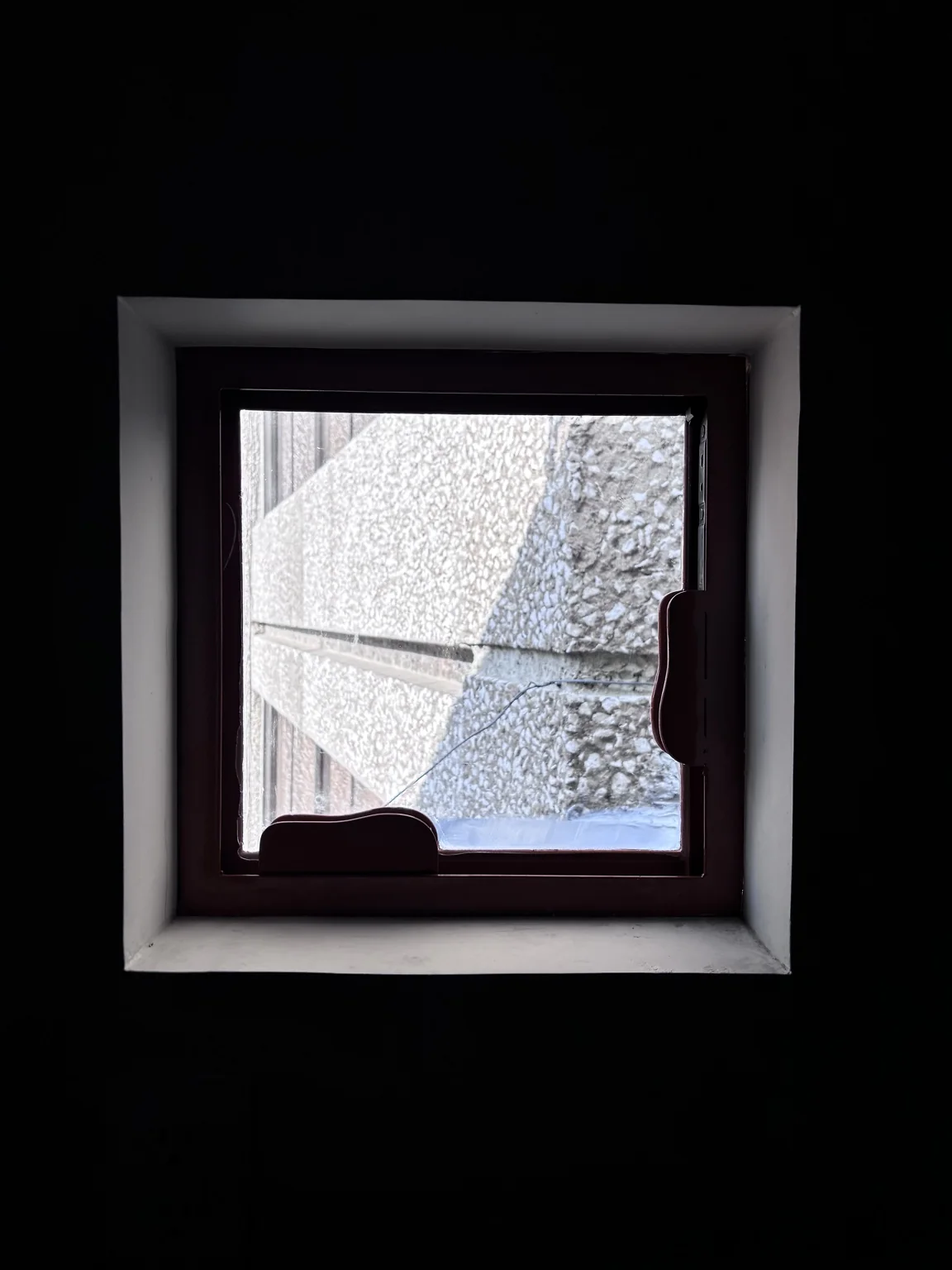 Ventana metálica cuadrada instalada, vista desde el interior.